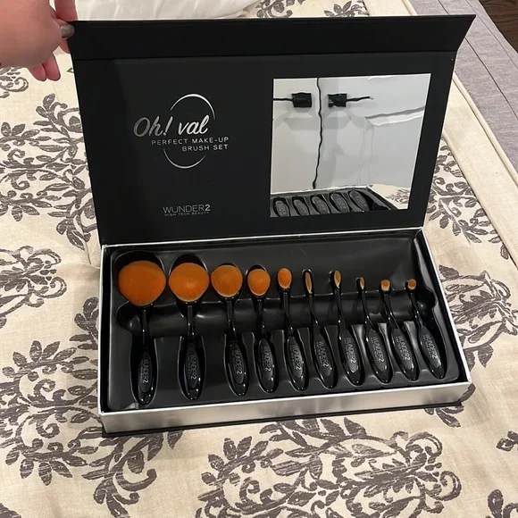 New in box WONDER2 make up brush set
